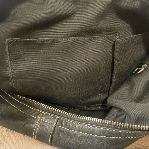 COACH Soho Hobo black leather bag chrome hardware zipper white topstitch detail - Picture 11 of 16